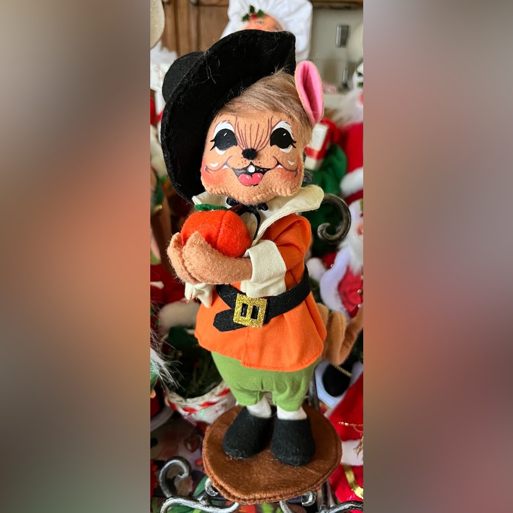 Thanksgiving Mouse With Pilgrim Hat